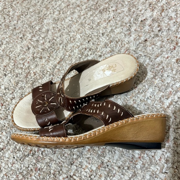 Rieker sz 38 (US 7) Brown Slip On Wedge w/Floral Design Padded Leather Footbed - Picture 2 of 8